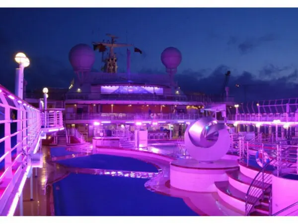 6.6W Cove Bar LED Lifestyle3